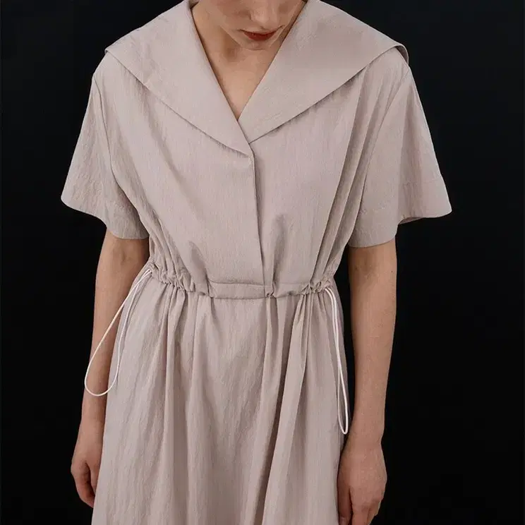 모한(MOHAN) TWR STRING COLLAR DRESS