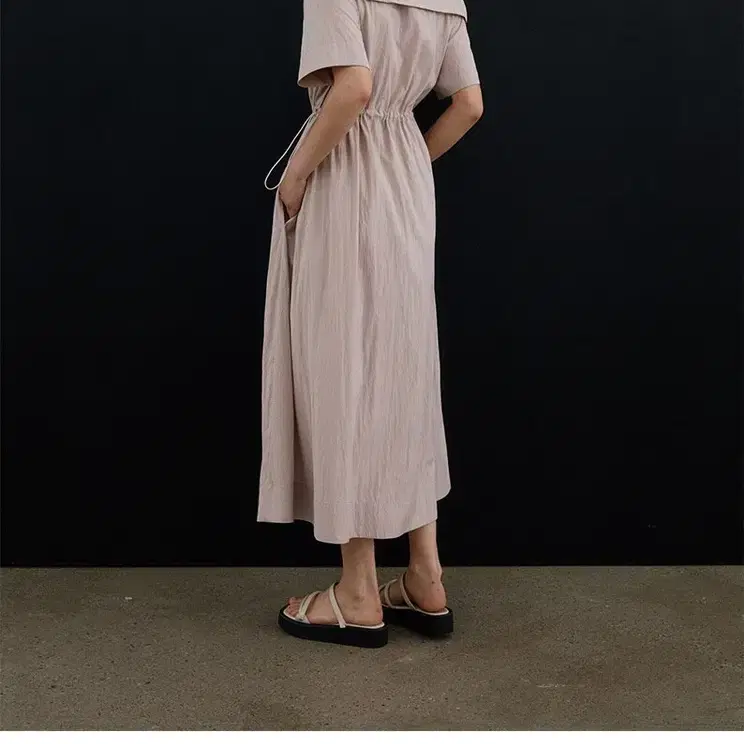 모한(MOHAN) TWR STRING COLLAR DRESS