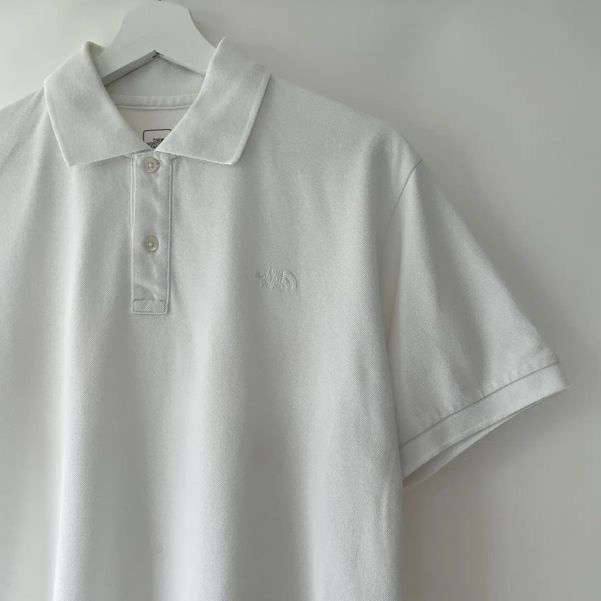 THE NORTH FACE white pk shirt