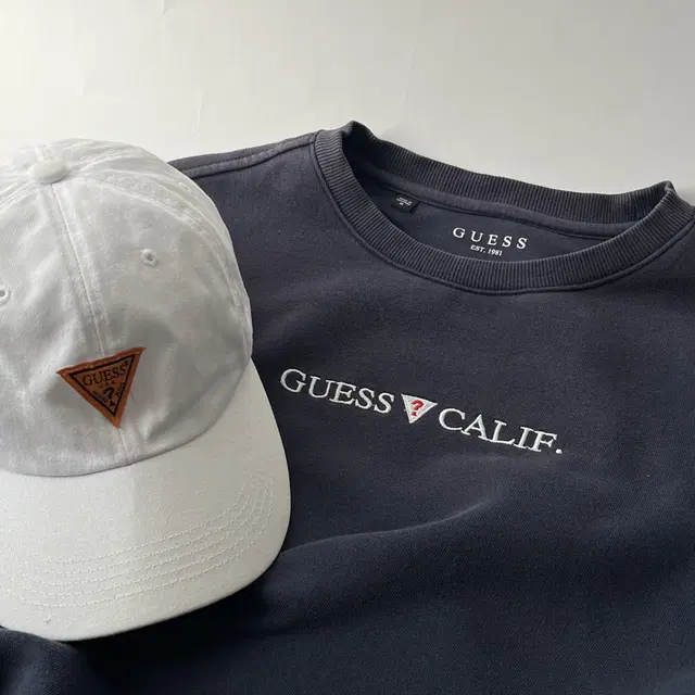 GUESS sweatshirt ( 2019년도제품)