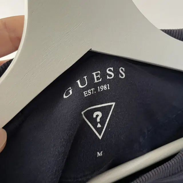 GUESS sweatshirt ( 2019년도제품)