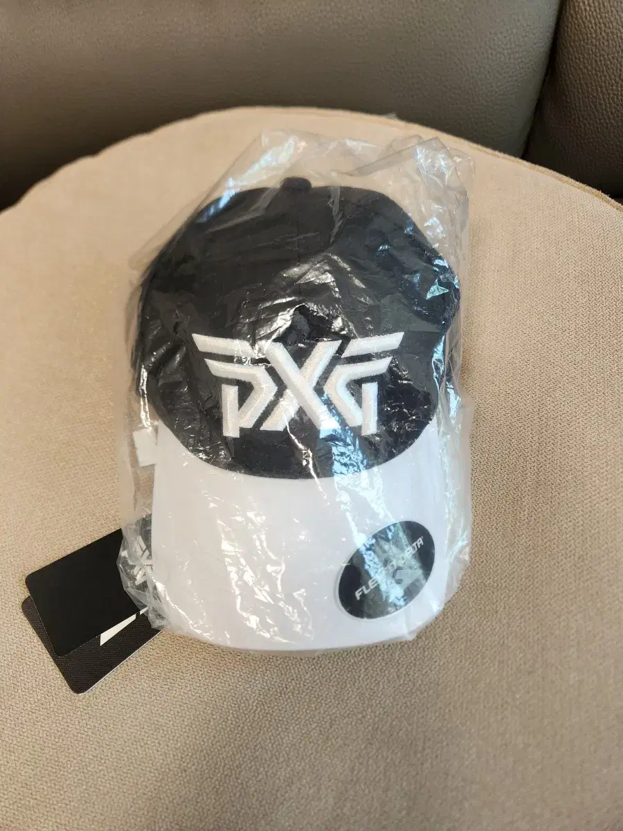 (새상품)PXG 골프 정품 COLOR BLOCK FITTED 블랙/화이트