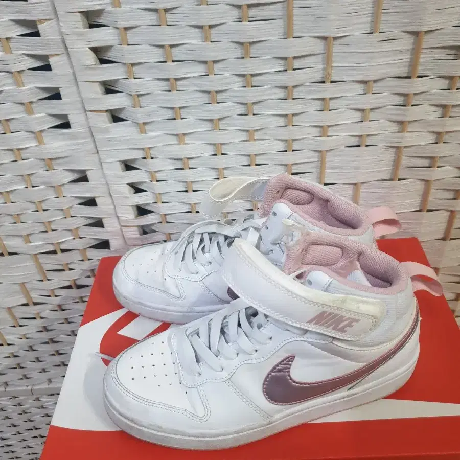 NIKE 나이키 코트 바로우 미드2  235mm  (파손O)(세탁완료)