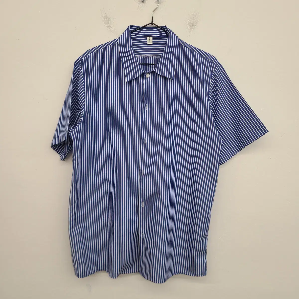 [100/L] Selling a bimono striped short sleeve shirt.