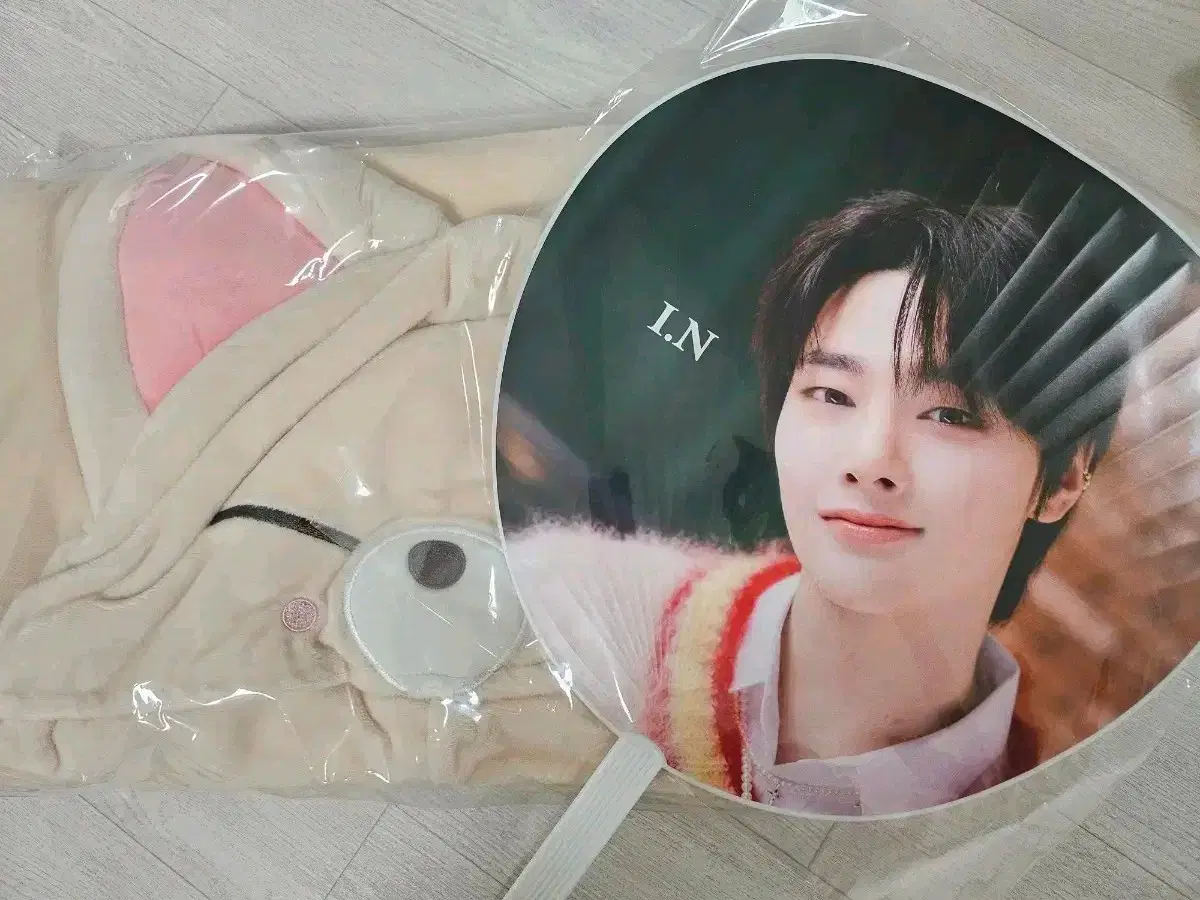 (Includes shipping)(Unsealed)Straykids i.n skzoo Foxini Blankets & Throws