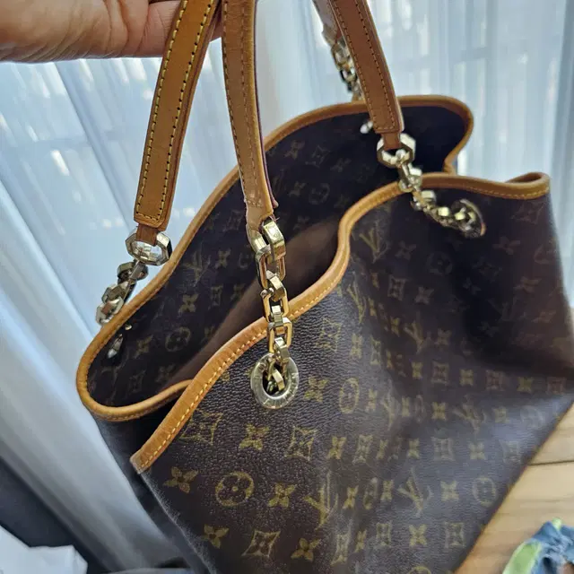 루이비  LV HIVER with tassel bag 모노그  숄더백