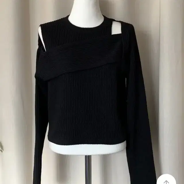 제뉴어리로즈 shoulder cutting knit black