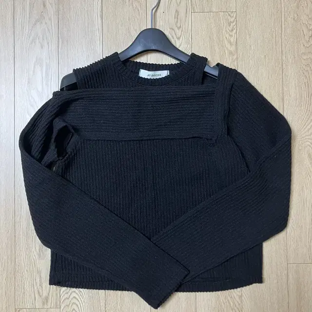 제뉴어리로즈 shoulder cutting knit black