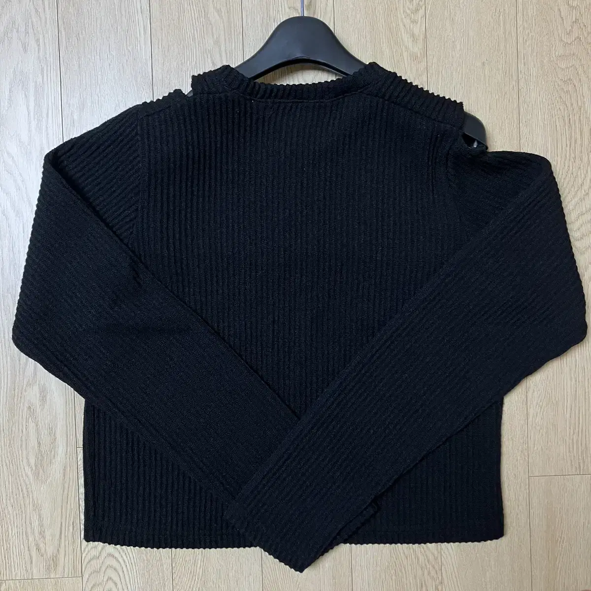 제뉴어리로즈 shoulder cutting knit black