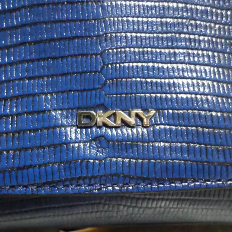 후루룩구제 dkny 와니무늬 블루 크로스백 중고 가방