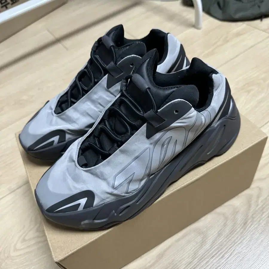 Yeezy mnvn 700 metalic