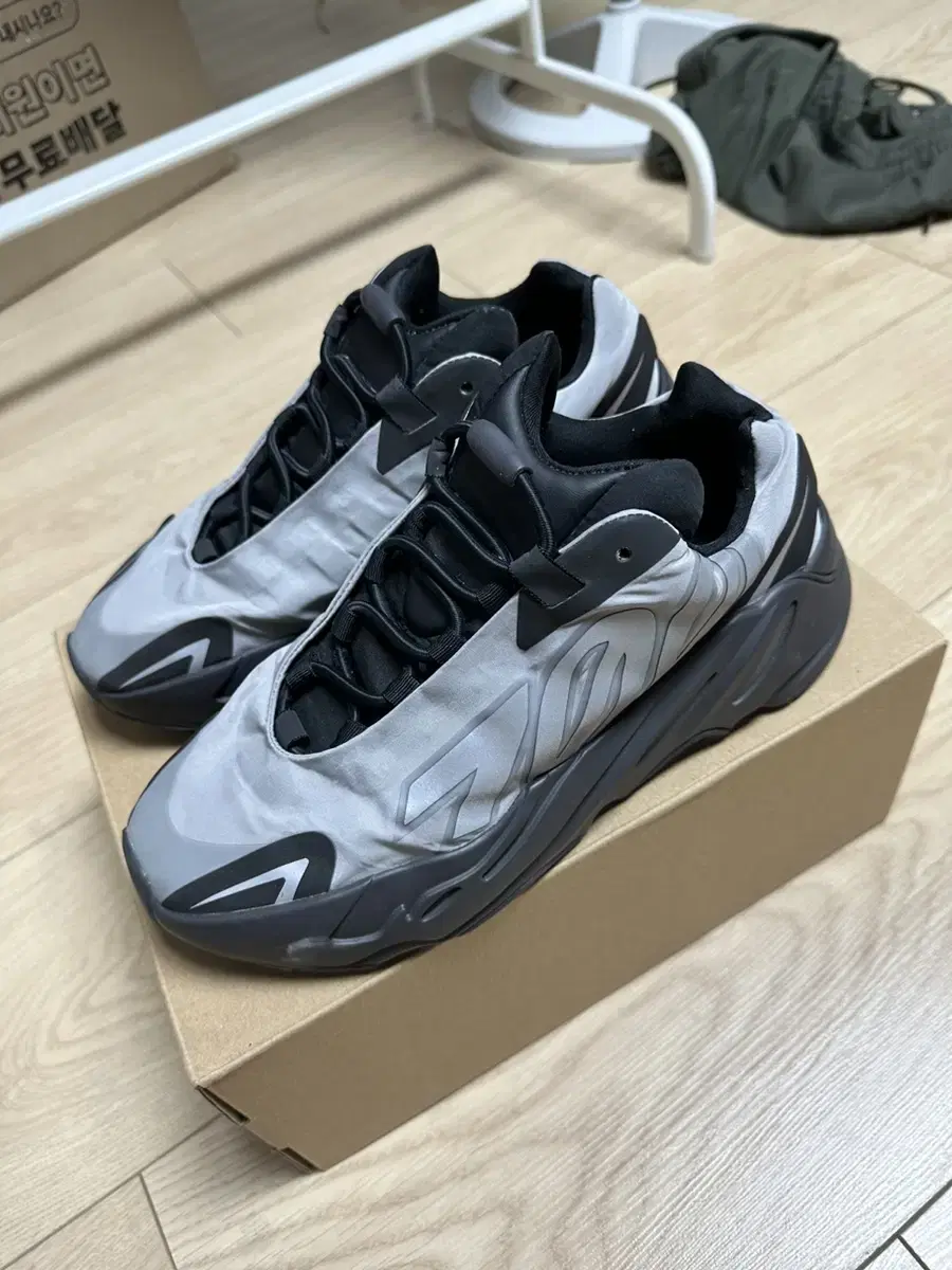 Yeezy mnvn 700 metalic