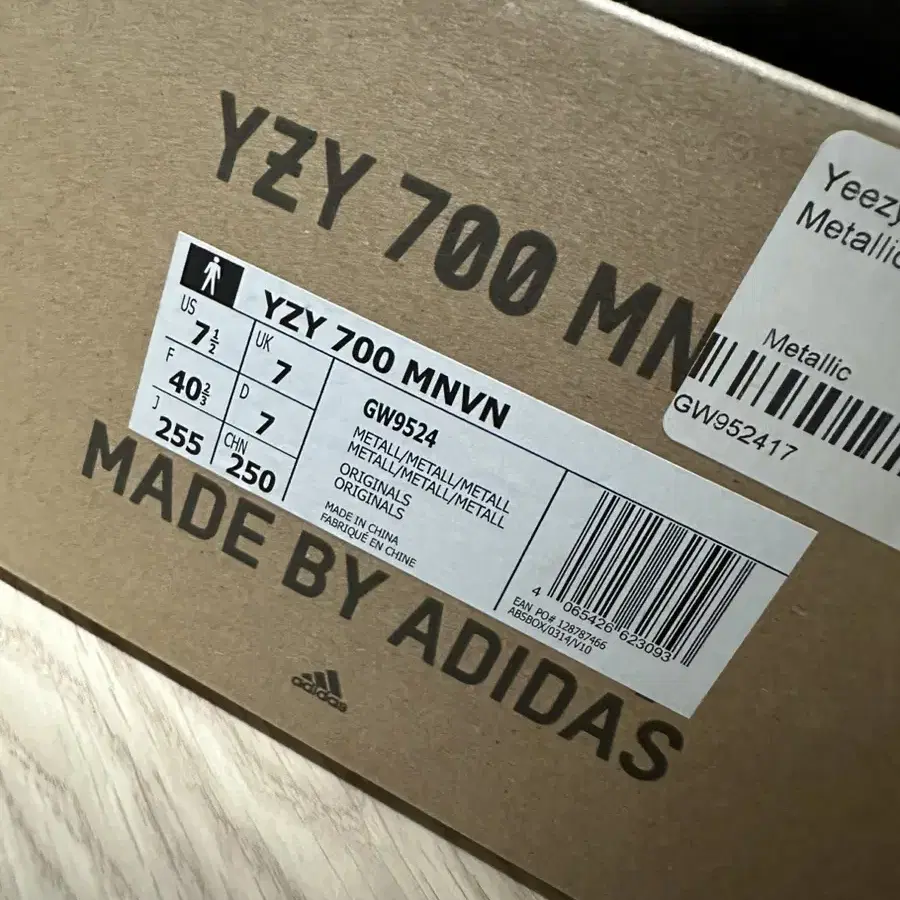 Yeezy mnvn 700 metalic