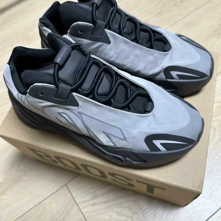 Yeezy mnvn 700 metalic