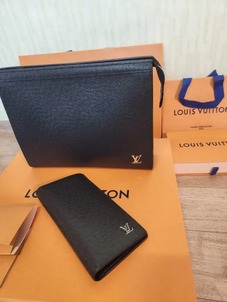 (Full Set)Louis Vuitton Taiga Clutch Bag,Long Wallet Set