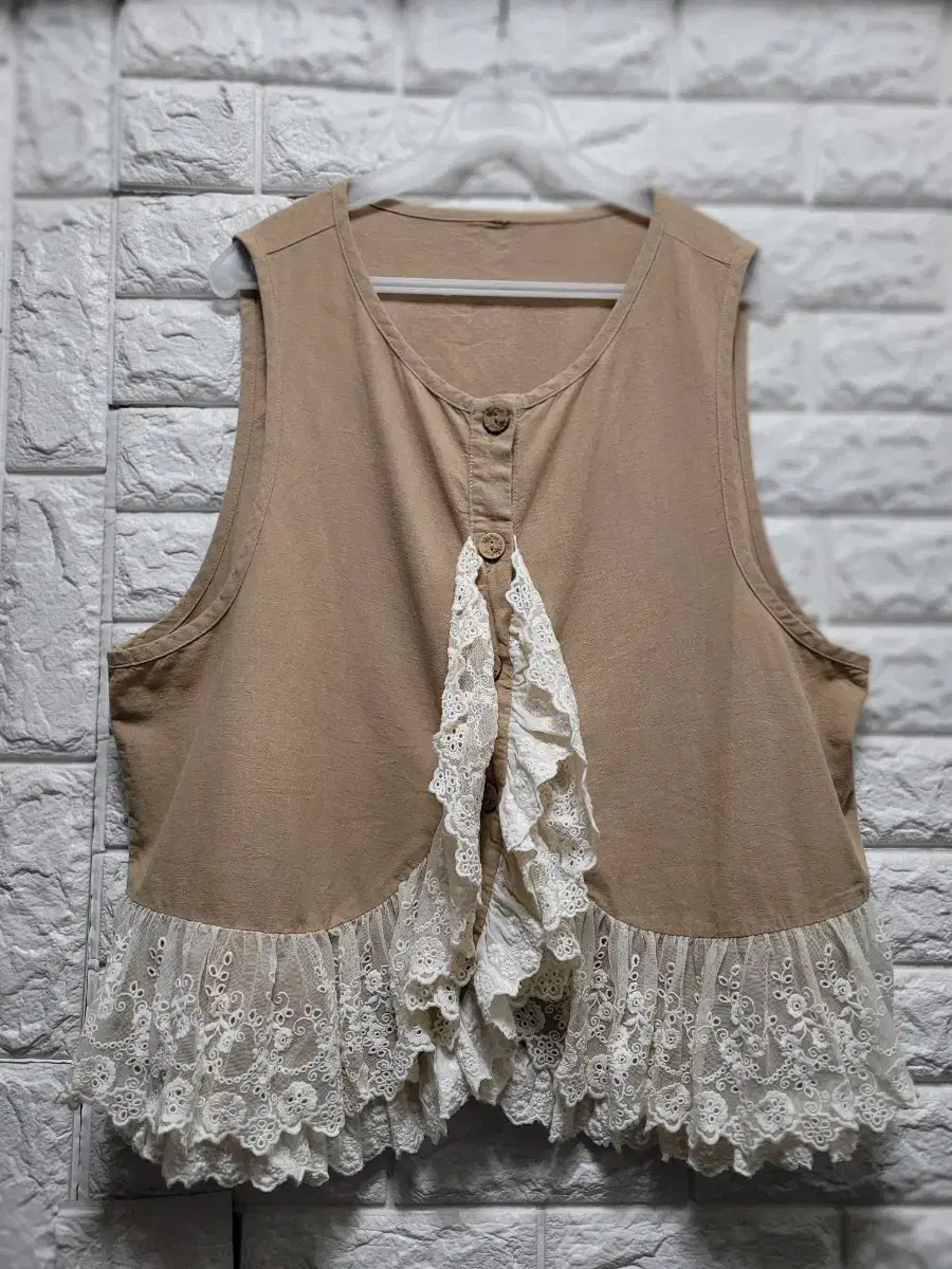 Beige lace point cotton vest