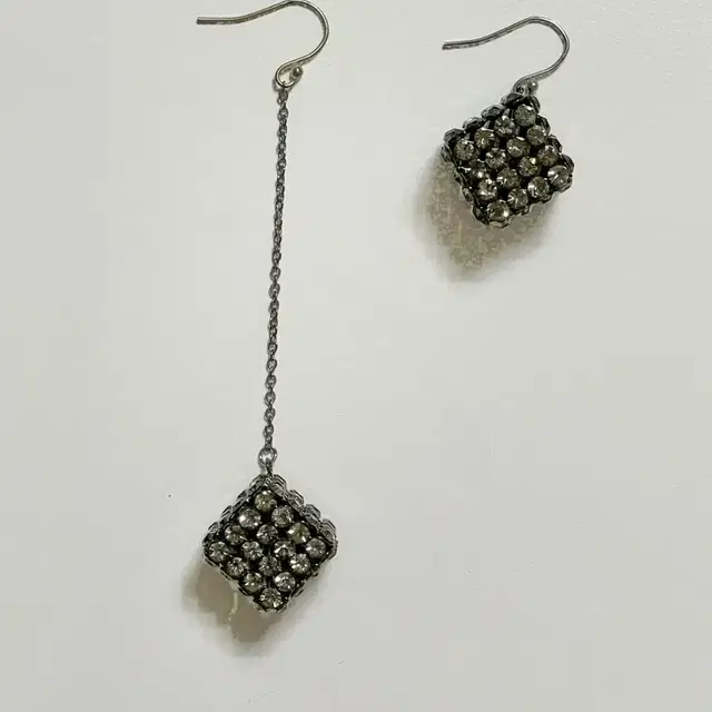 엠주 mzuu EARRINGS 언밸런스 귀걸이 (연예인협찬)스와로브스키