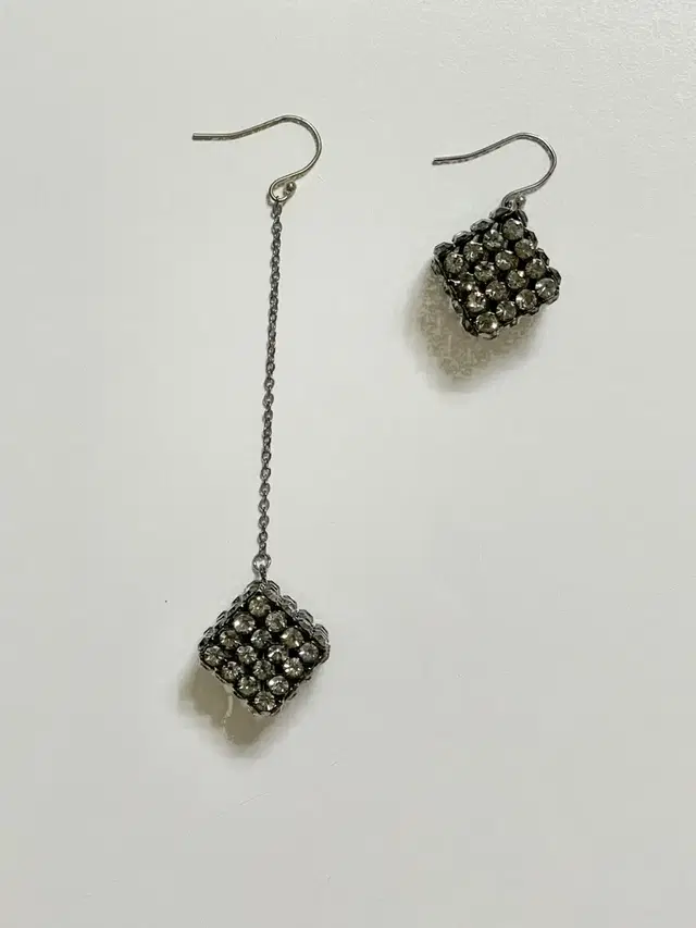 엠주 mzuu EARRINGS 언밸런스 귀걸이 (연예인협찬)스와로브스키