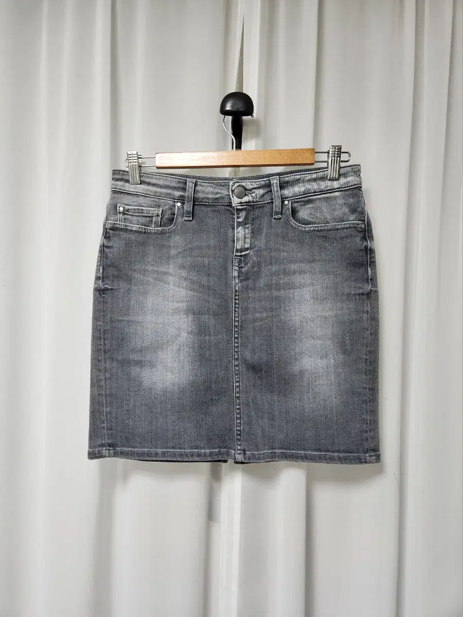 28 TOMMY HILFIGER Gray denim mini skirt