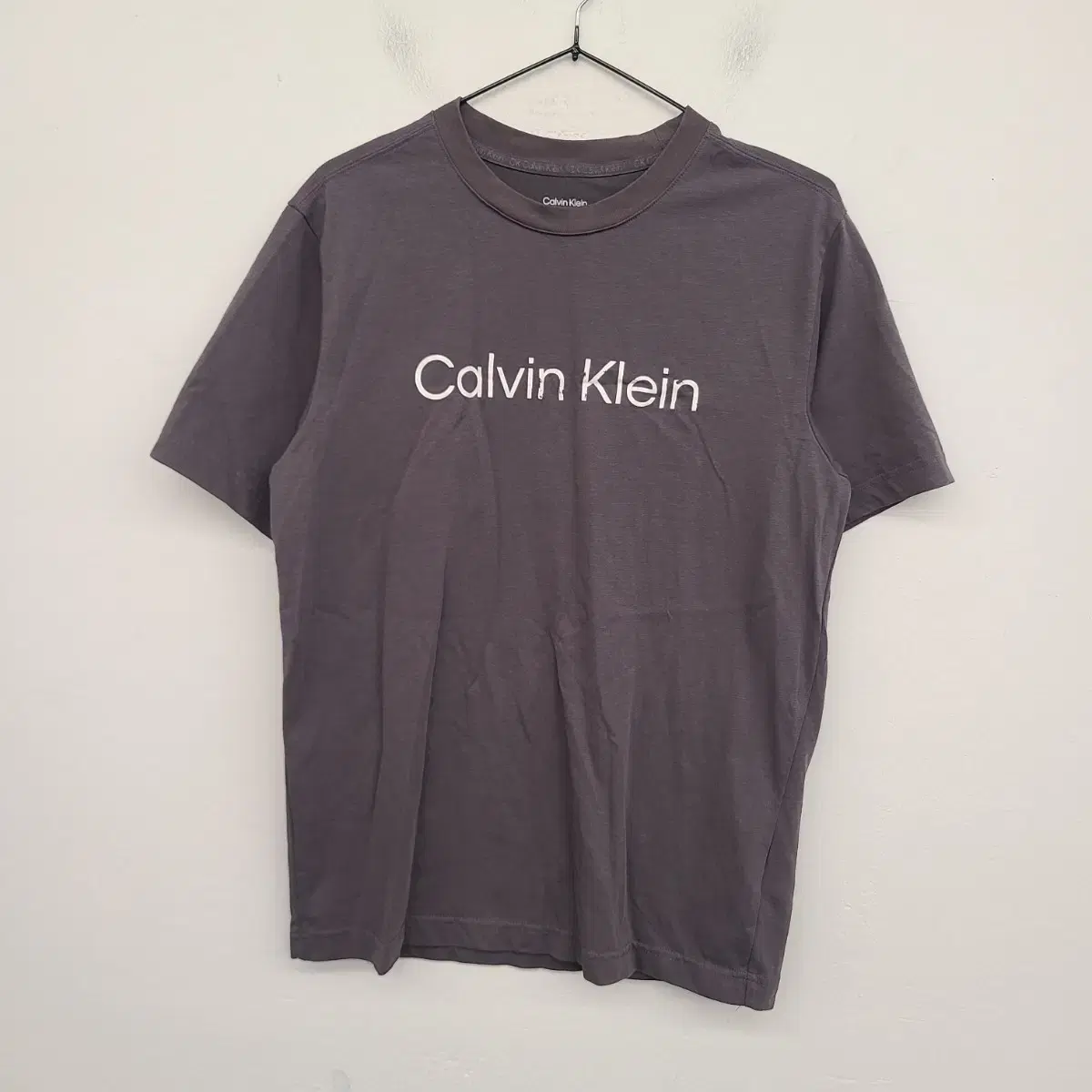 [95/M] Calvin Klein printing vahn short-sleeved tee for sale.