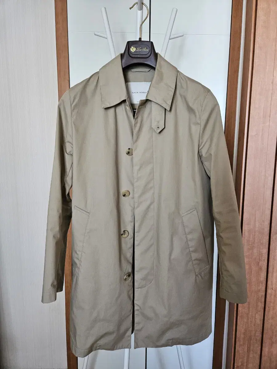 Mekintosh trench coat