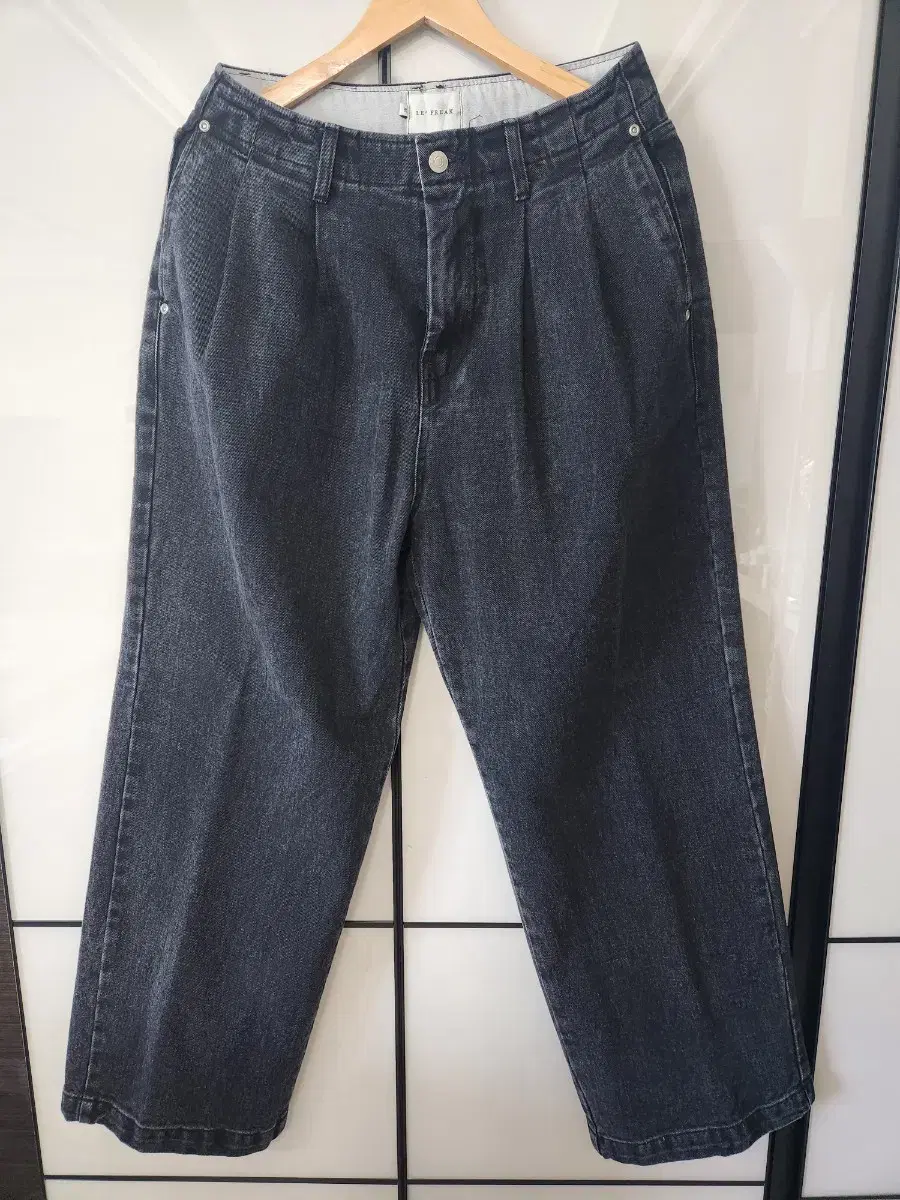 Wide jeans 30-31 (new)