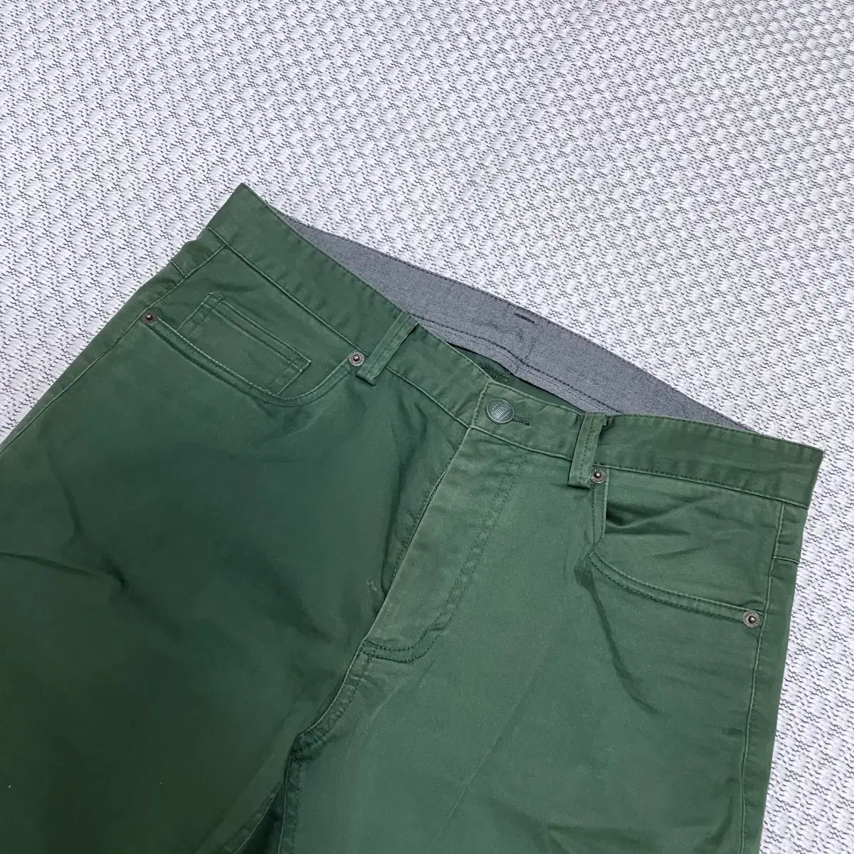 Green slim-fit cotton pants