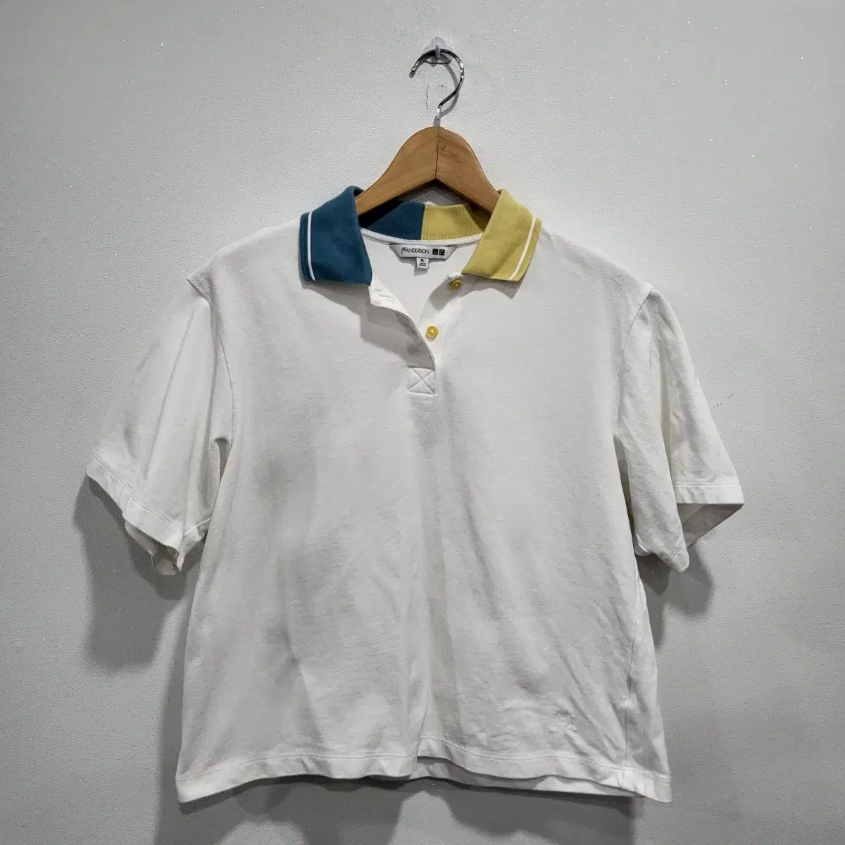 A317 [XL] UNIQLO JW Anderson Cropped Short Sleeve Kara Tee