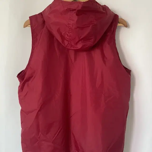 Main runner red vest