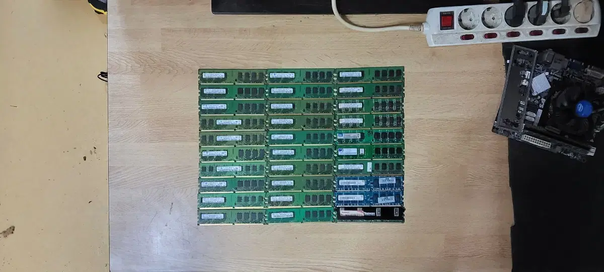 컴퓨터 램 DDR2 2GB 30개 일괄판매 (메인보드 CPU 그래픽카드)