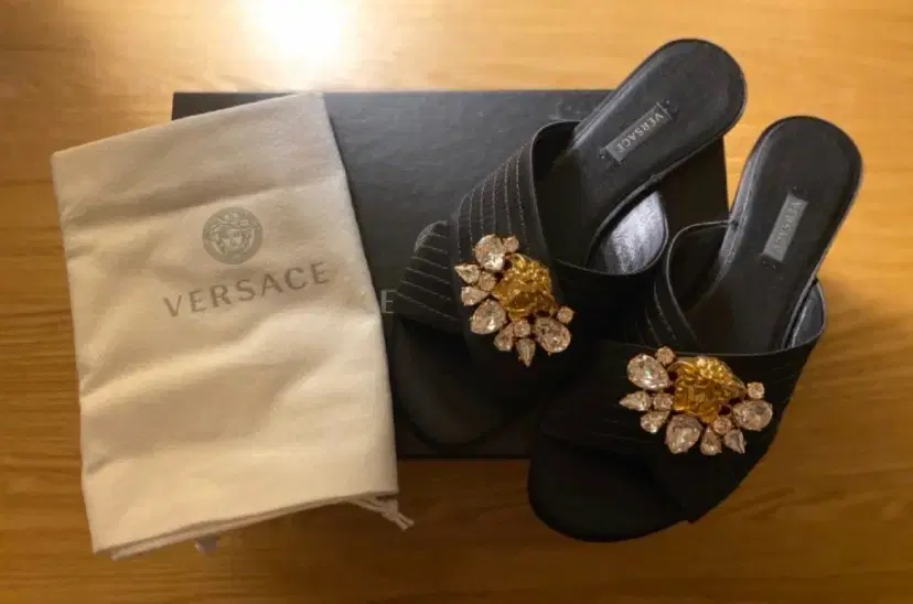 (새상품) VERSACE 큐빅장식 뮬