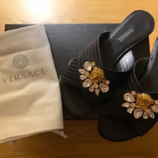 (새상품) VERSACE 큐빅장식 뮬