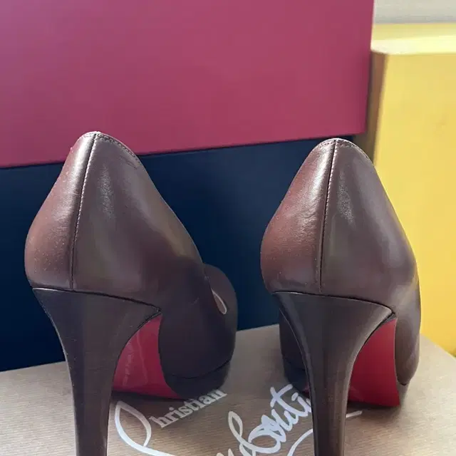 Christian Louboutin 브라운 펌프스