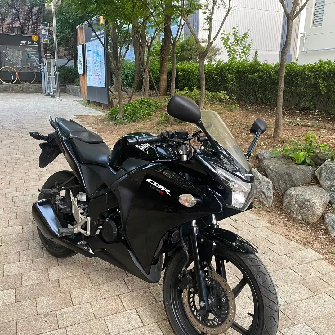 2014년 CBR125 블랙색상 판매합니다.