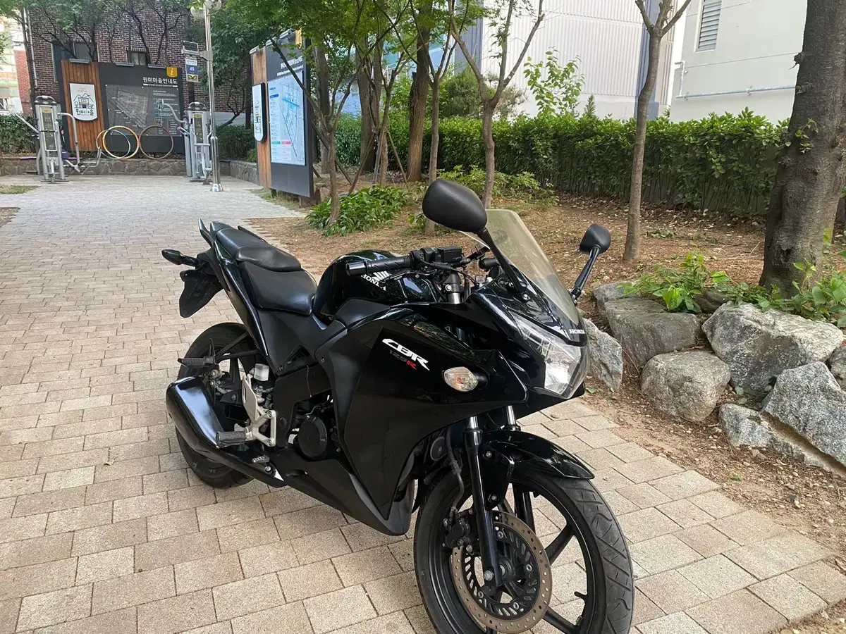 2014년 CBR125 블랙색상 판매합니다.