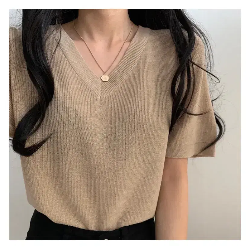 V-neck short sleeve knit [Beige]