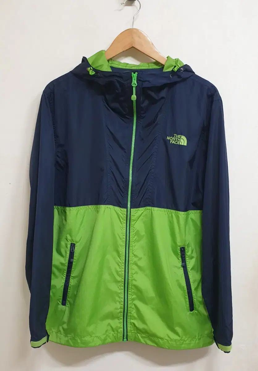 The North Face Windbreaker. M (L-100)