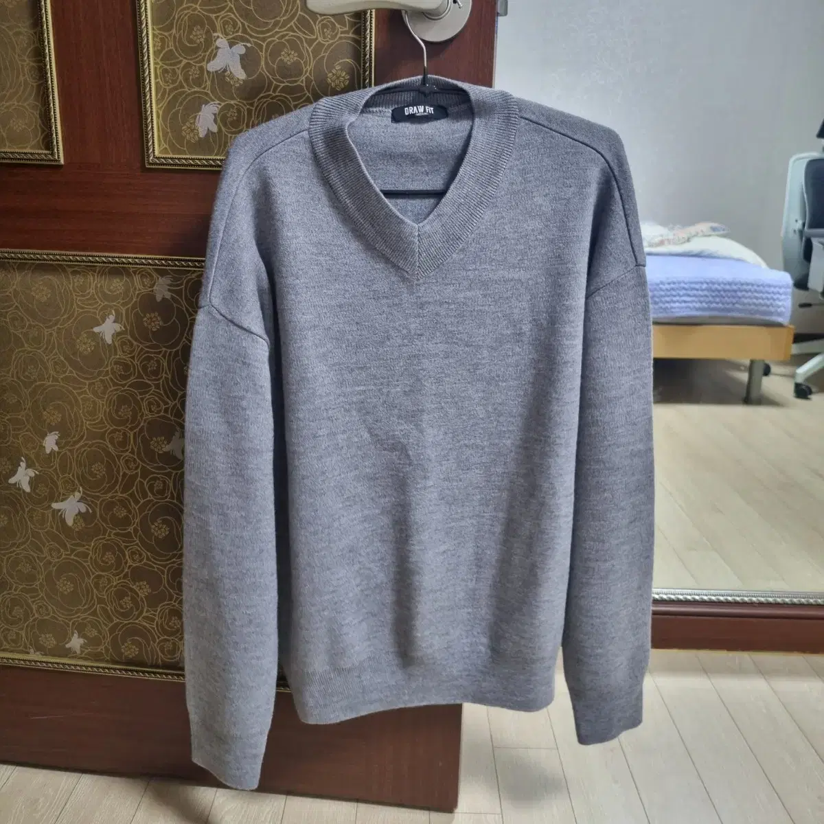 Drawcord V-neck knit in gray