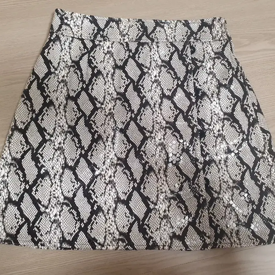 오버듀플레어 55사이즈 snake pattern skirt (white)