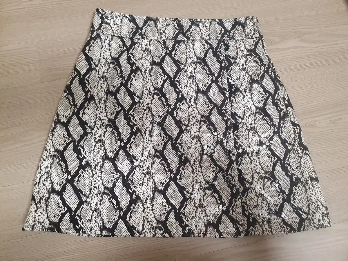 오버듀플레어 55사이즈 snake pattern skirt (white)