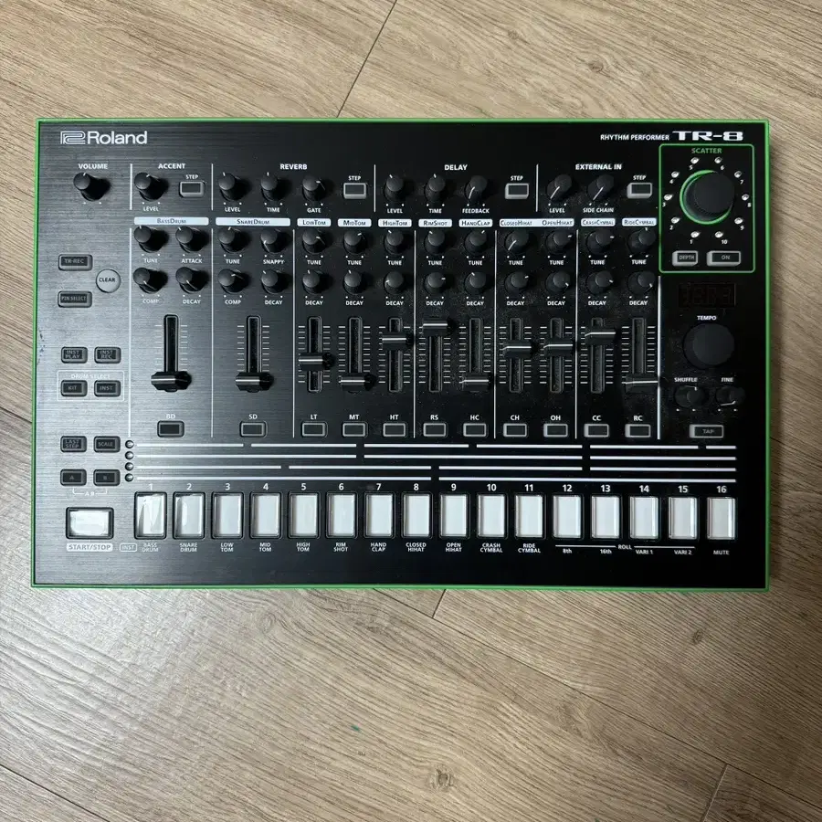 롤랜드 TR-8 TR8 드럼머신