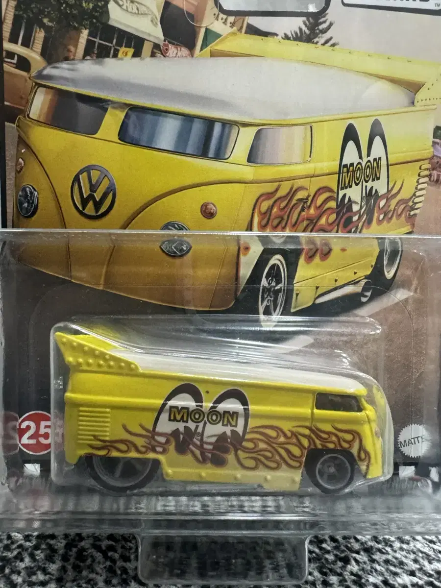 1/64 Hot Wheels Realizer Dragbus Mooneyes