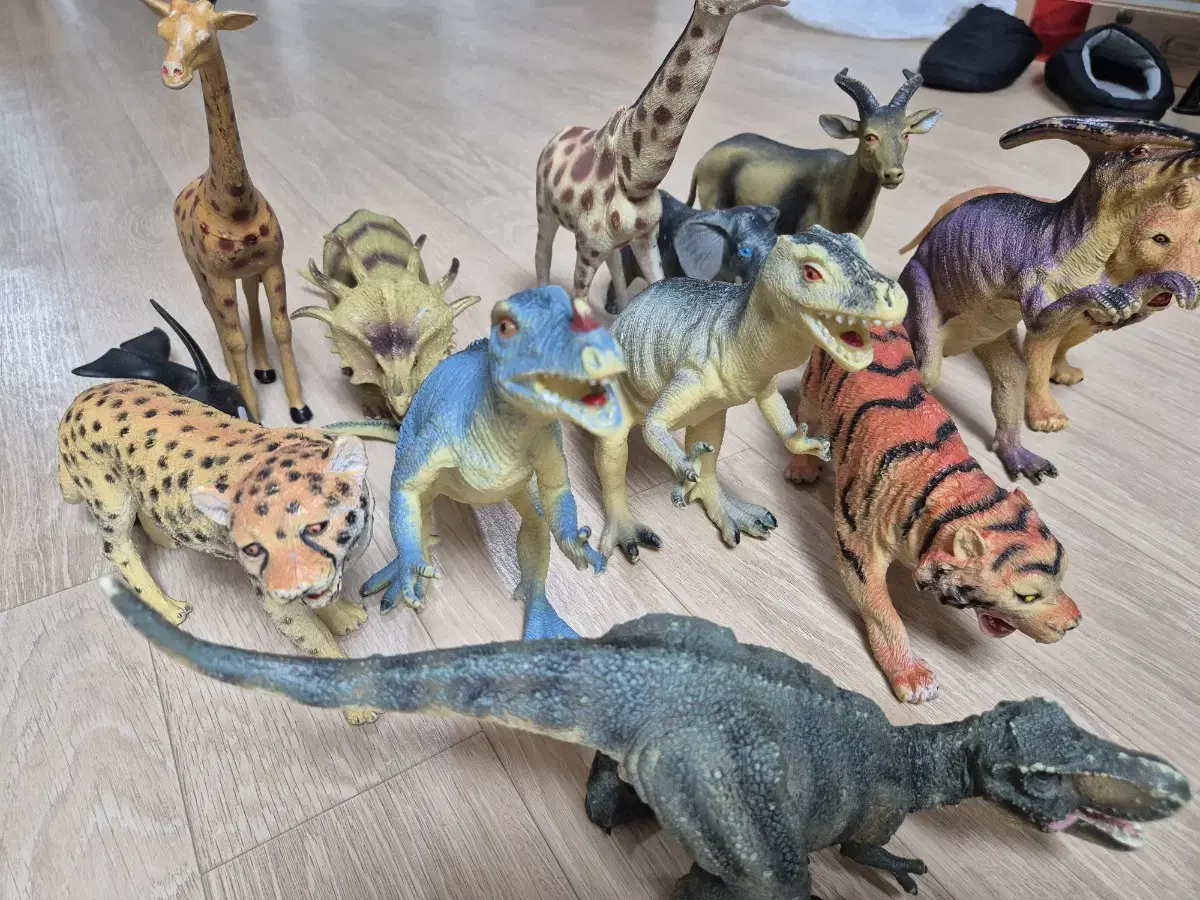 bulk, animal and dinosaur figures (sold in sizes of 20 cm or more)