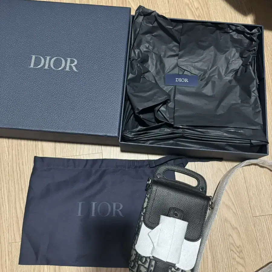 (Dior) Saddle 스트랩 버티컬 파우치  베이지 & 블랙