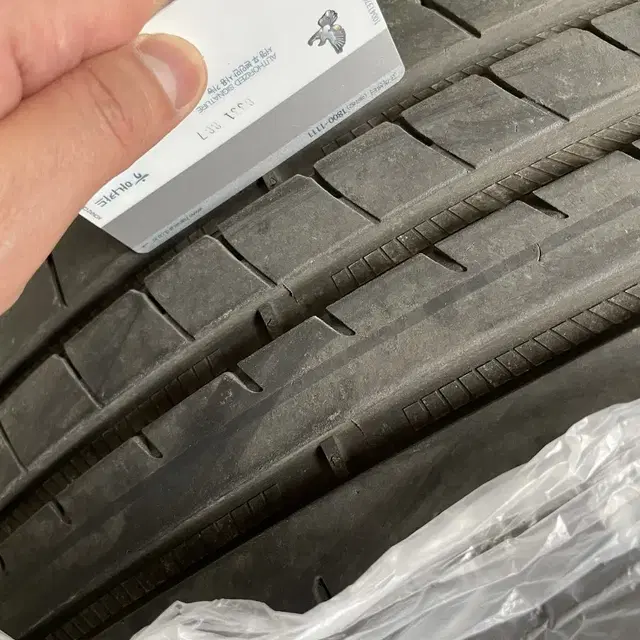 굿이어 런플랫 타이어(BMW 330e 출고 타이어)  225/40R19