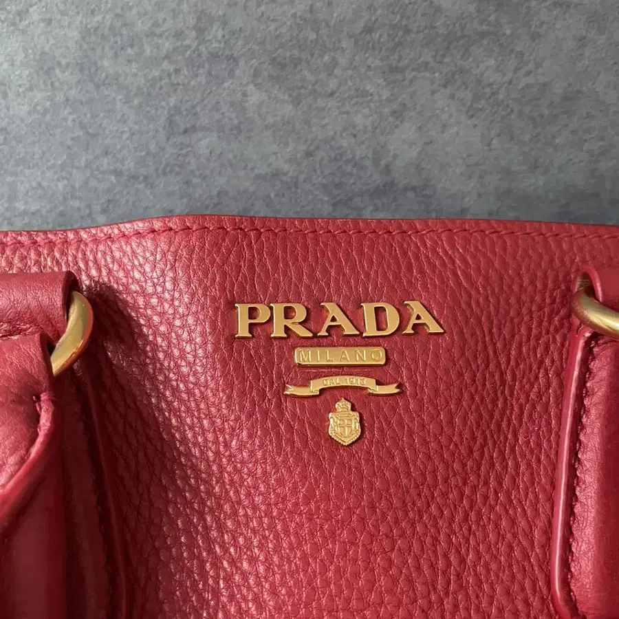 Prada(프라다) BN2423 레드 비텔로 다이노 금장 로고