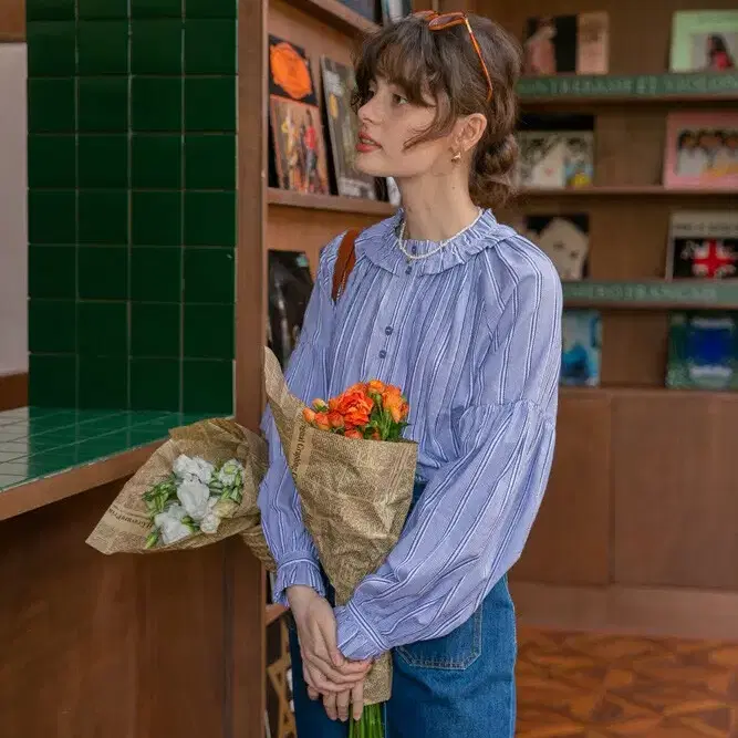 르니나 FLORETTA pleats neck shirt_blue