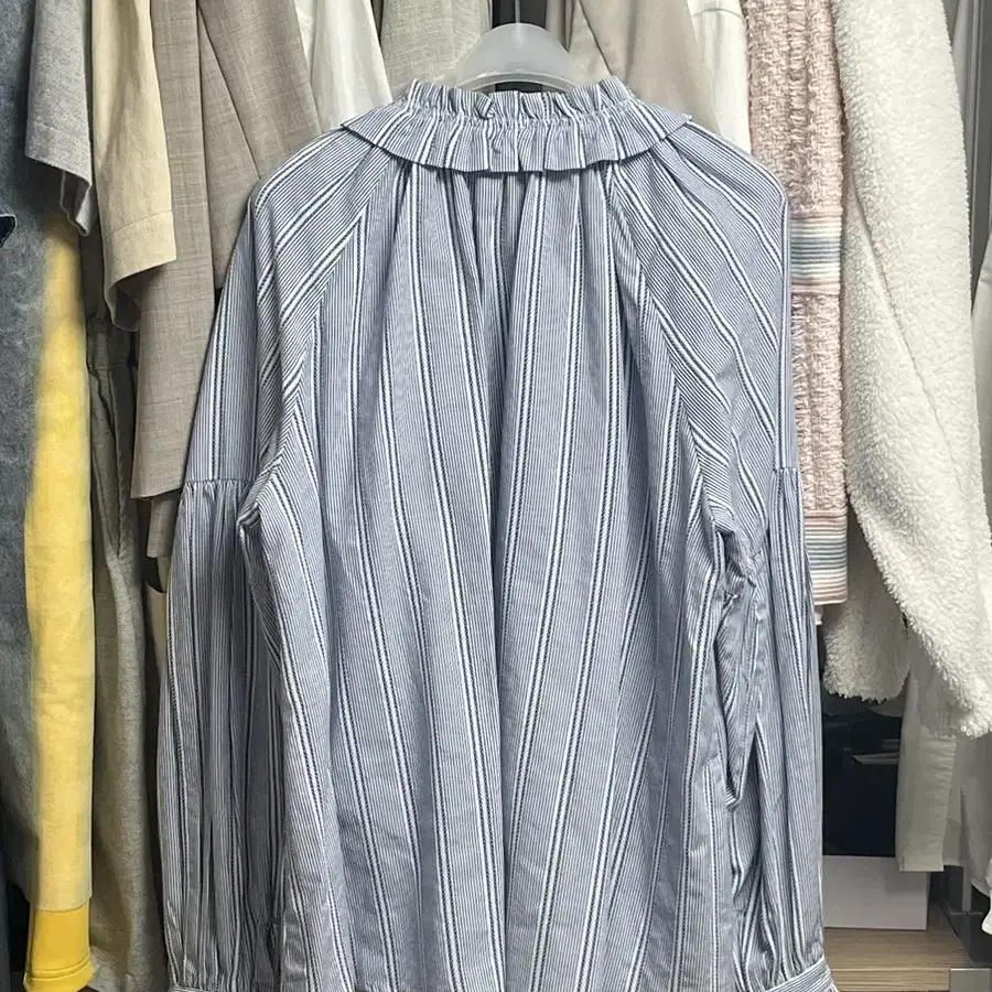 르니나 FLORETTA pleats neck shirt_blue