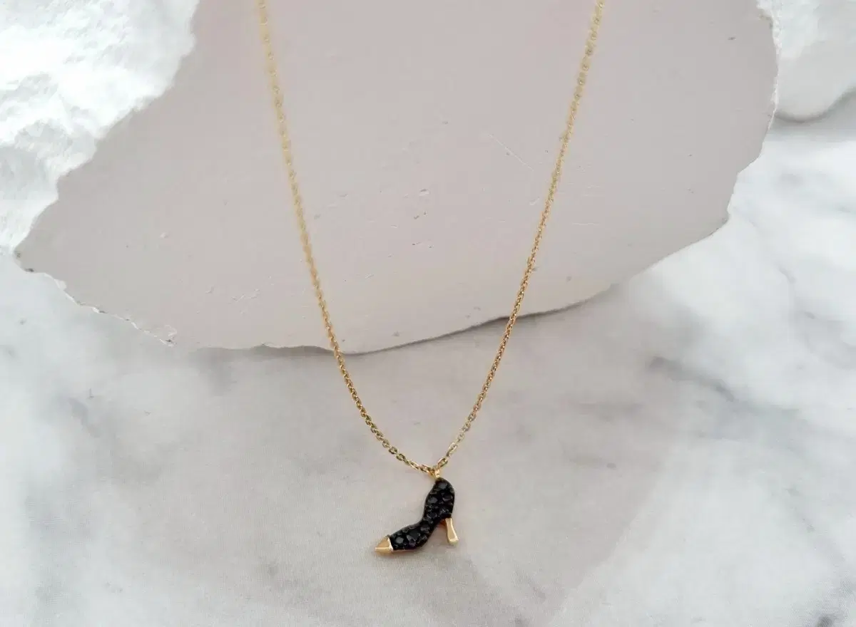 18k black Dia shoe necklace