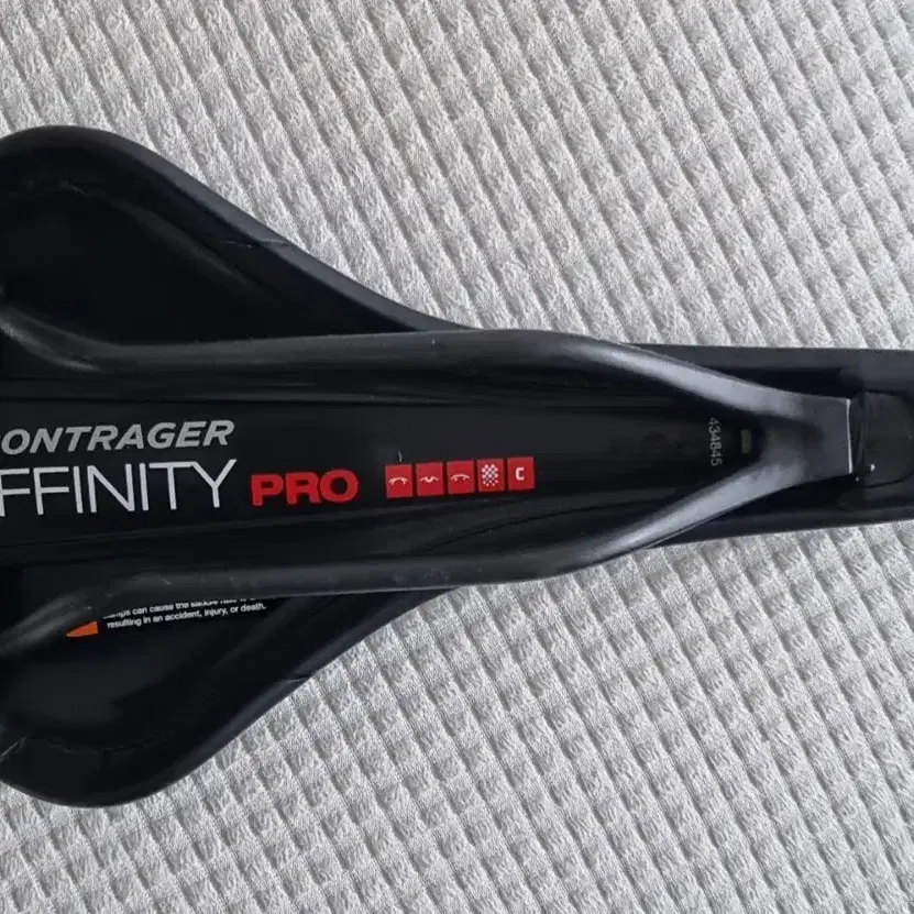 BONTRAGER사 Affinity Pro Carbon 안장